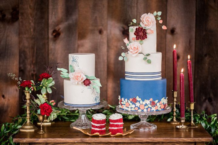 Floral decoration on wedding cake