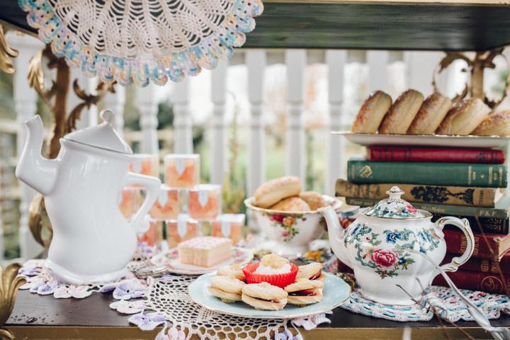 Cake Toppers By Chloe - Alice in Wonderland themed teapot cake