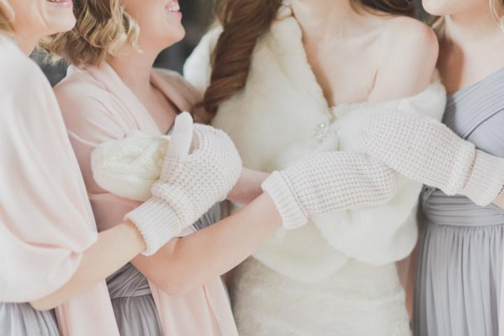 7 Super Cozy Winter Wedding Accessories to Complete Your Bridal Look