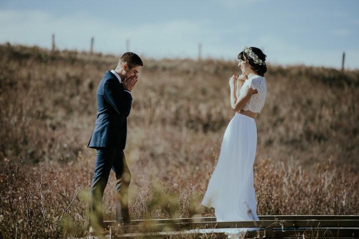 31 Essential Wedding Photo Poses for Couples to Try