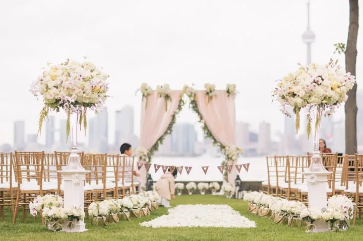 Les meilleures idées décoration pour votre cérémonie laïque  Wedding decor  elegant, Outdoor wedding decorations, Wedding backdrop design