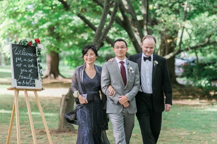 What does the mother outlet of the groom wear