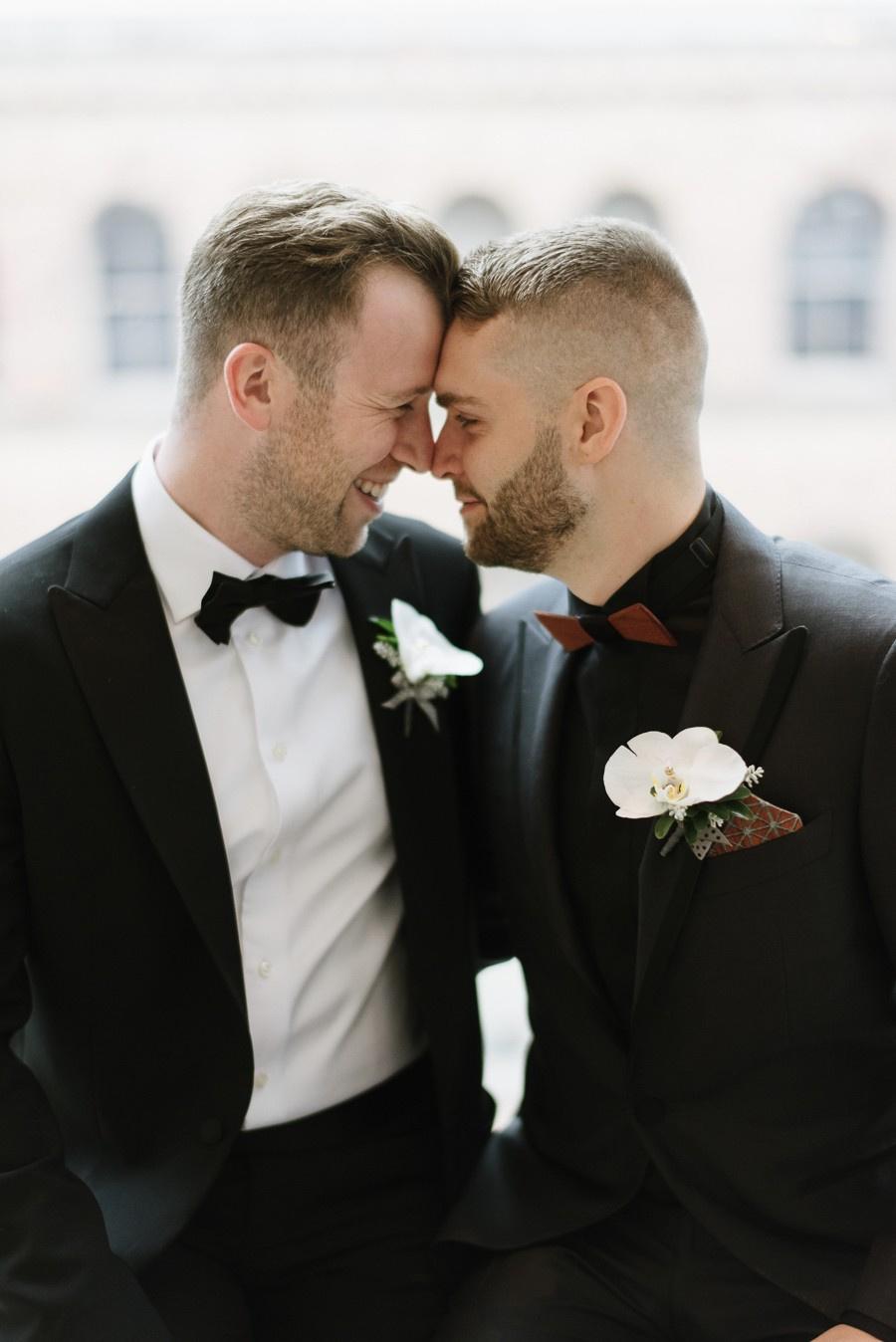 Fun wedding photo pose