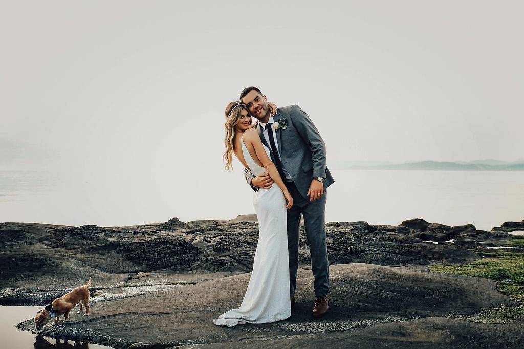 Photographers Reveal: The Bridal Pose That Should Be On Every Bride's List!  | WedMeGood
