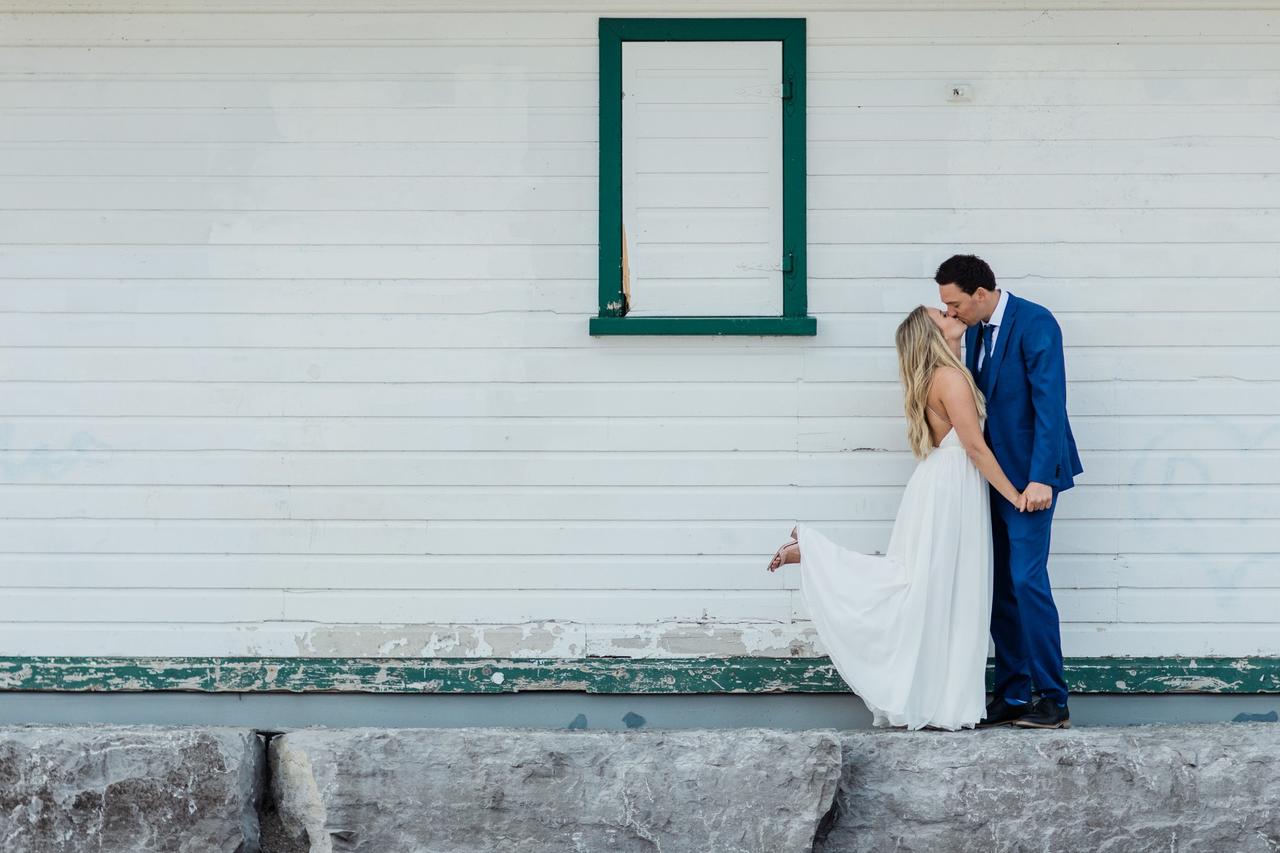 Cute wedding photo pose