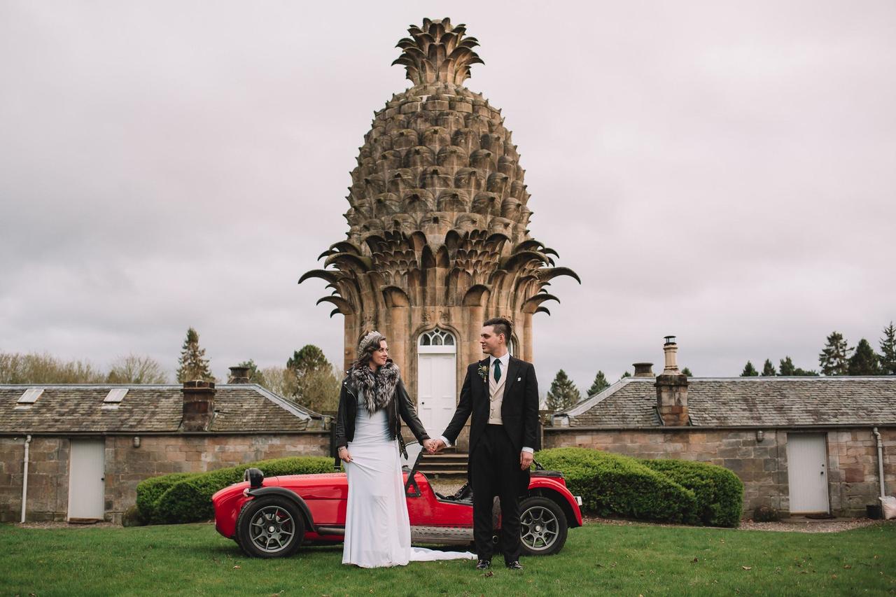 Wedding photo pose - holding hands