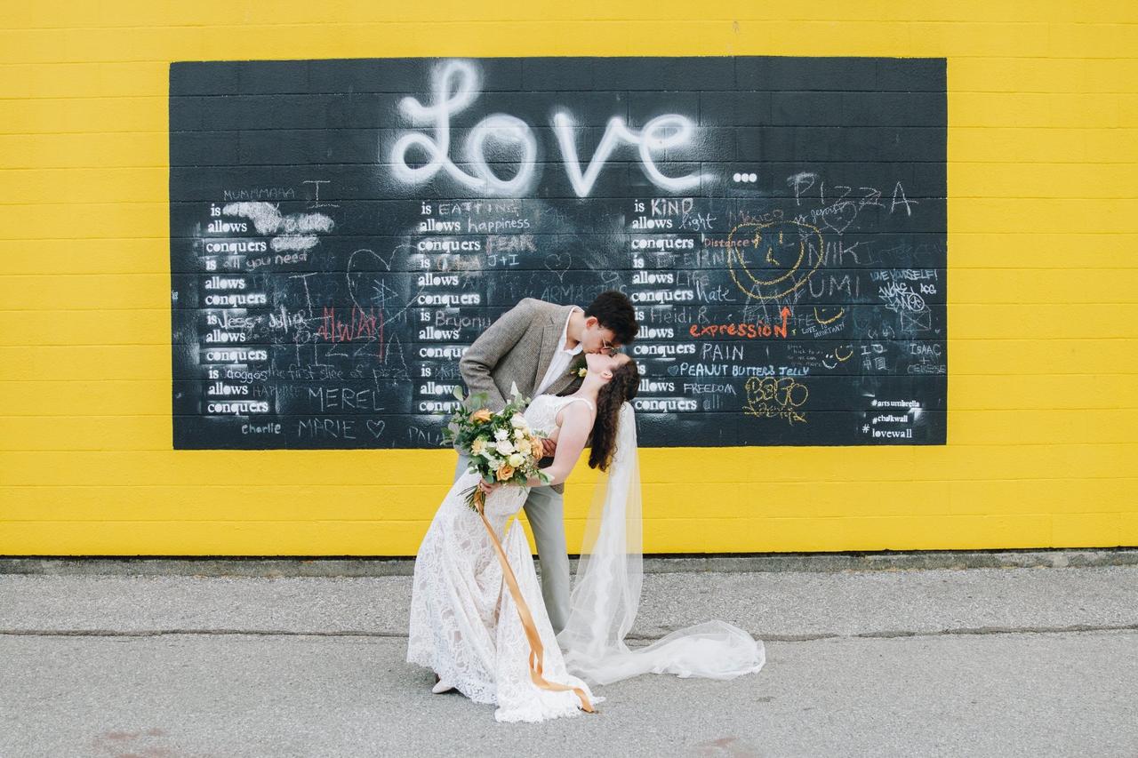 Cute wedding photo pose