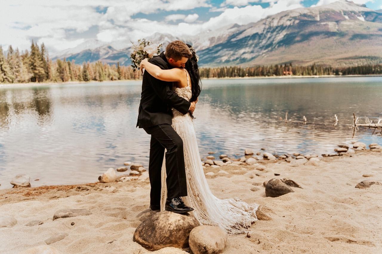 Romantic wedding photo pose