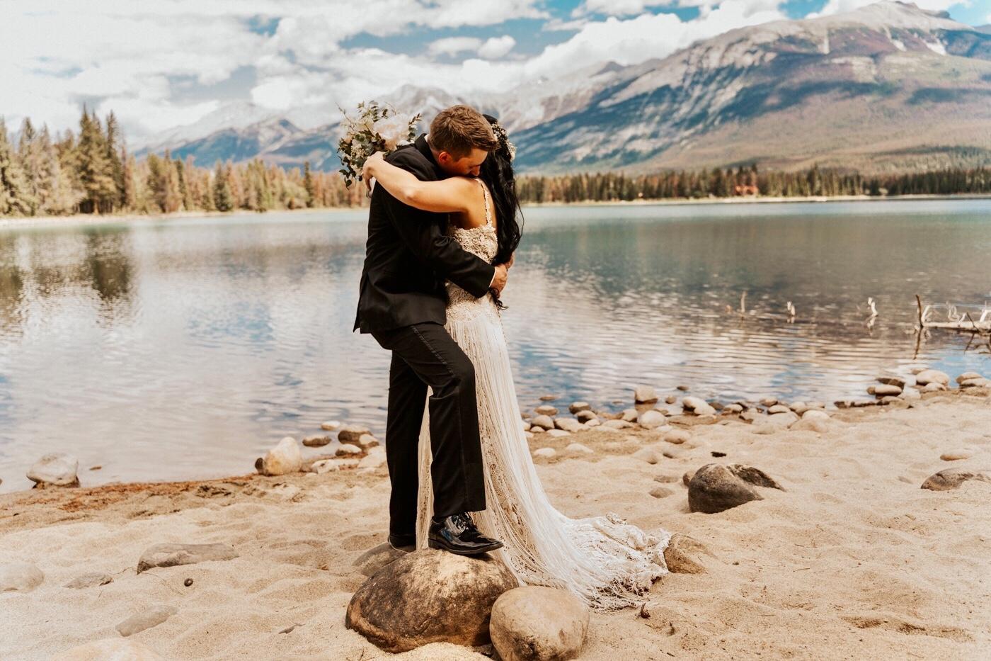 31 Essential Wedding Photo Poses for Couples to Try