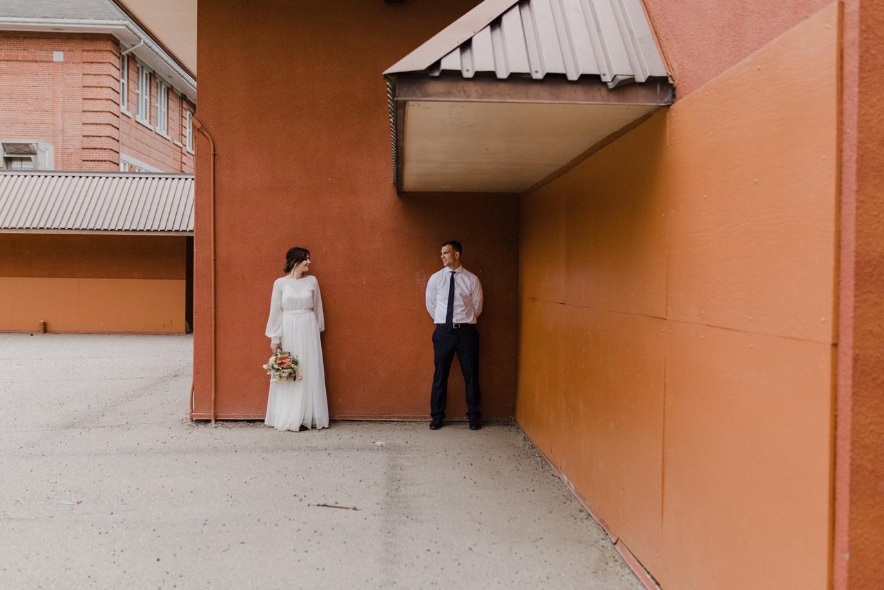 Cute wedding photo pose