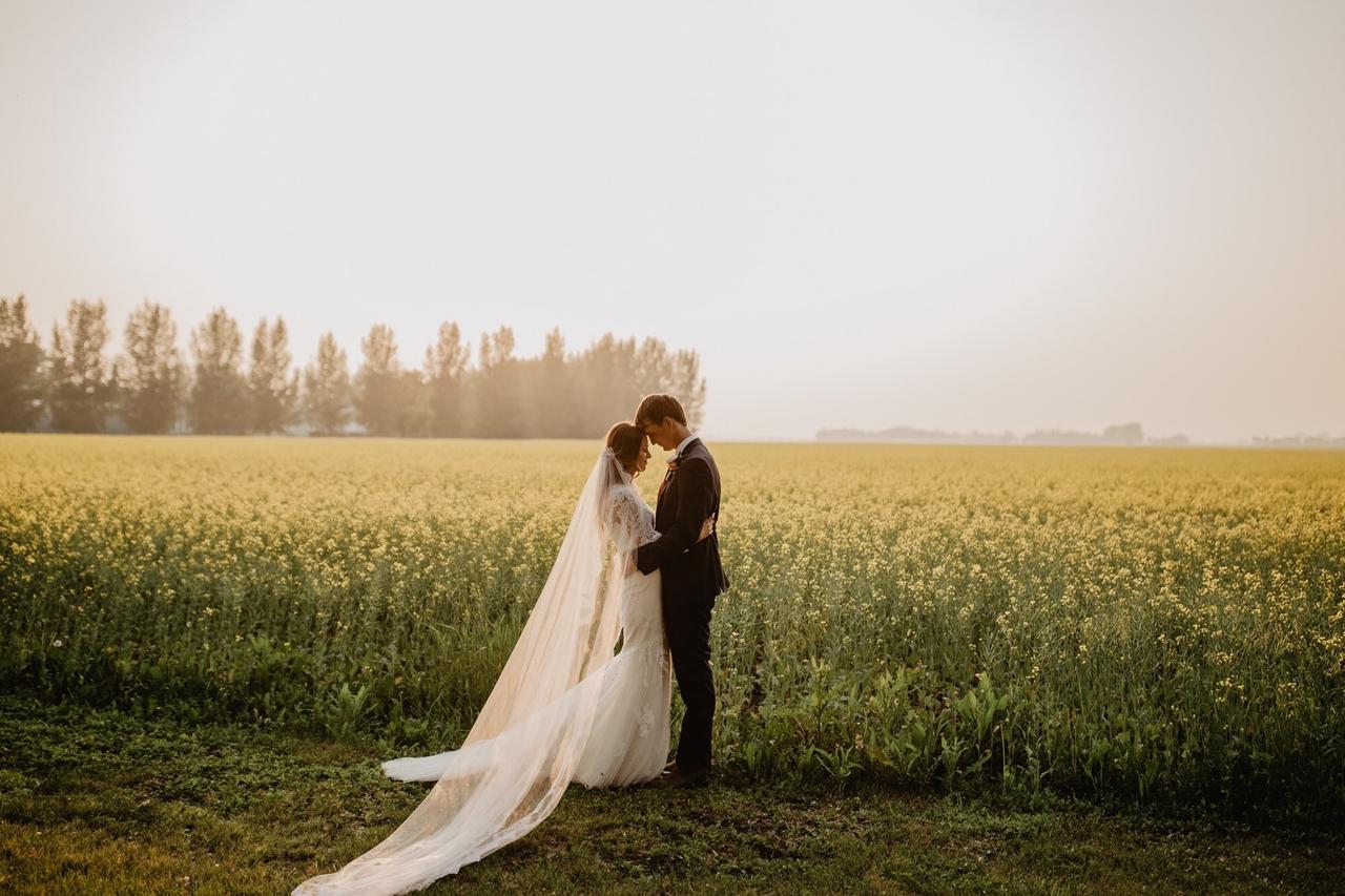 Wedding photo pose