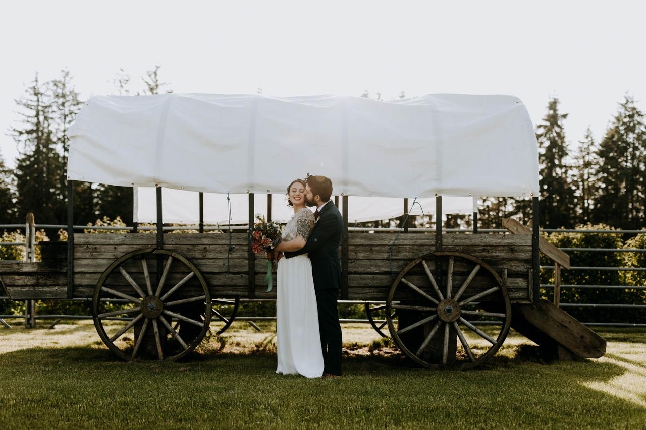 Romantic wedding photo pose