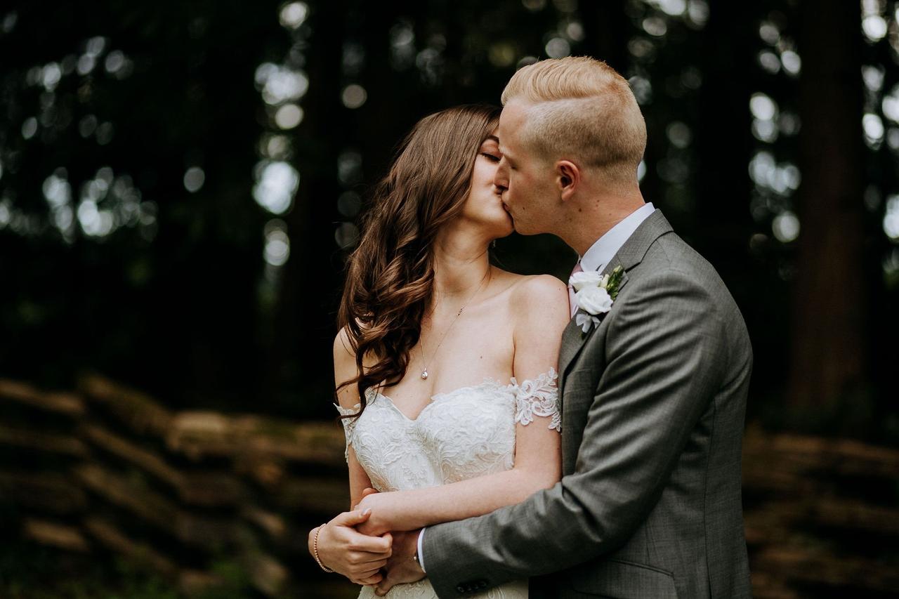 31 Essential Wedding Photo Poses for Couples to Try