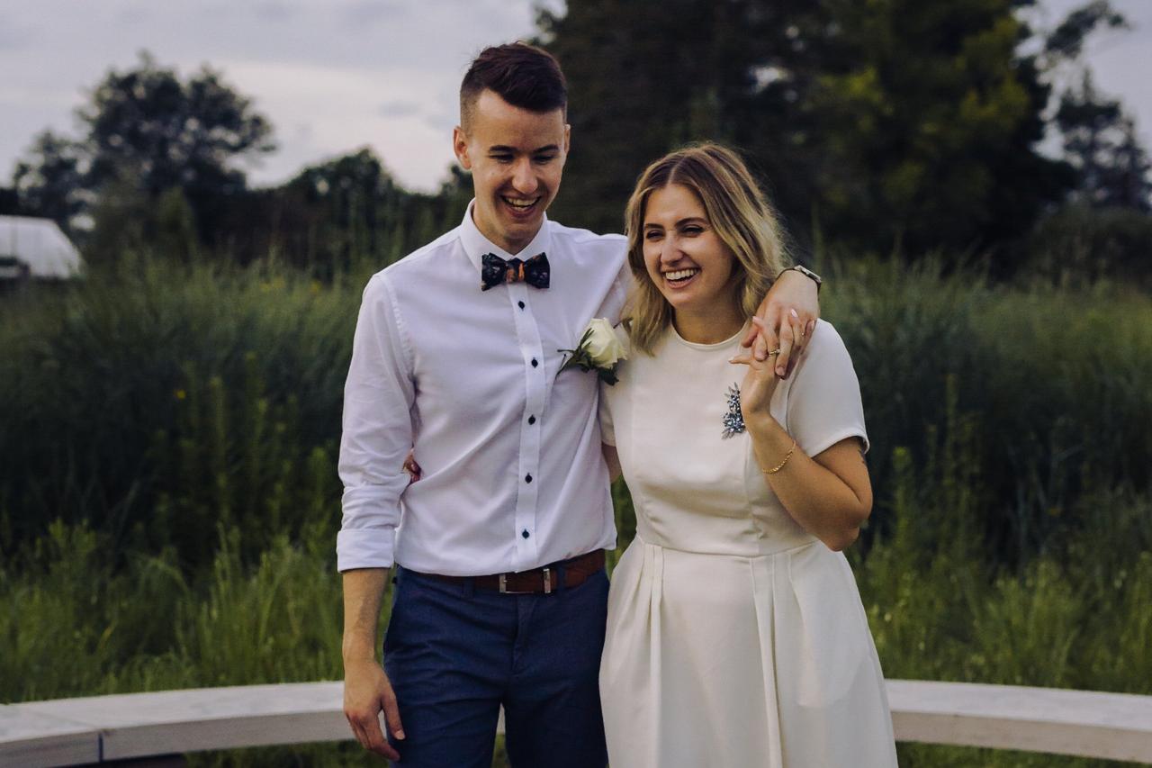 Cute wedding photo pose