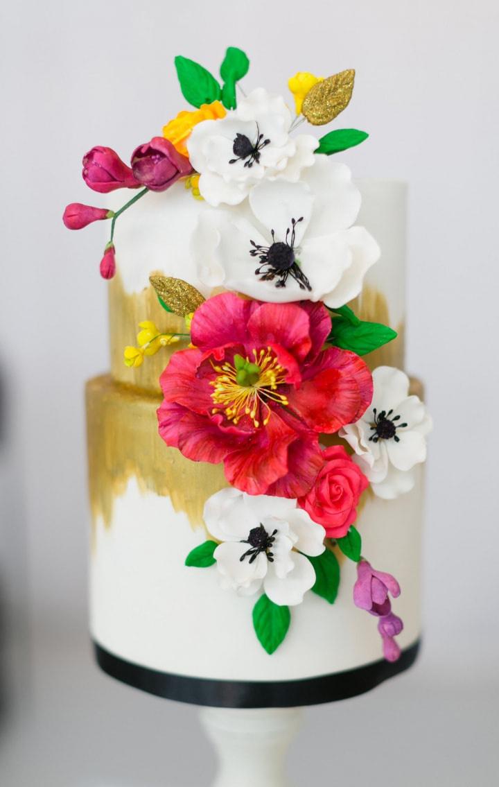 Choosing Between Artificial and Real Flowers for Cake Decor: What You –  Rinlong Flower