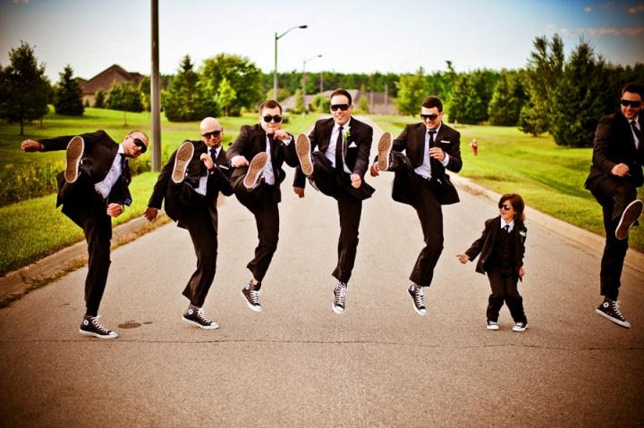 11 Creative & Funny Groomsmen Wedding Photo Ideas