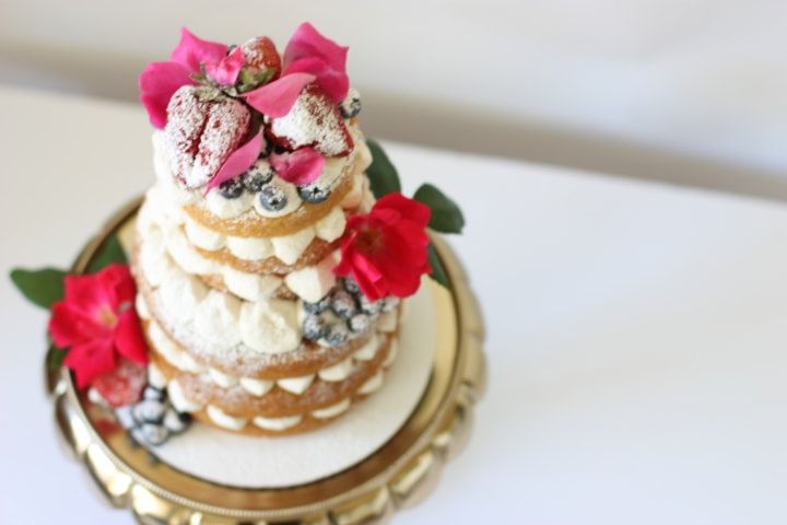 16 Naked Wedding Cake Styles We’re Totally Obsessed With