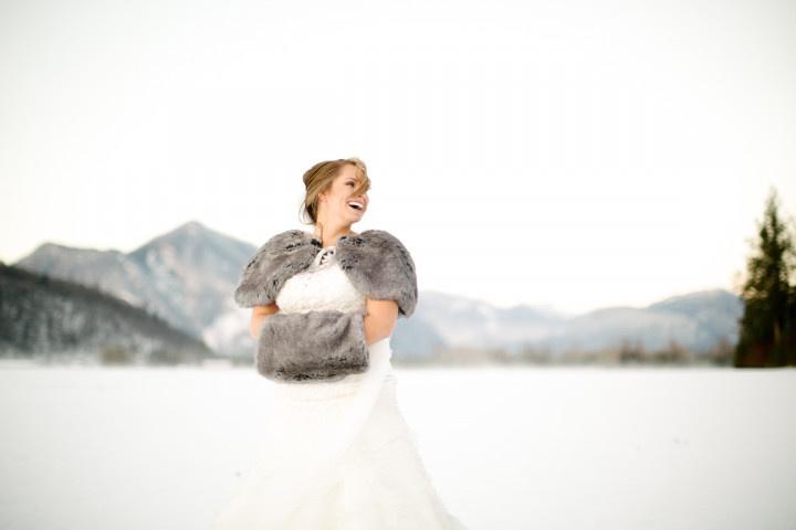 7 Super Cozy Winter Wedding Accessories to Complete Your Bridal Look