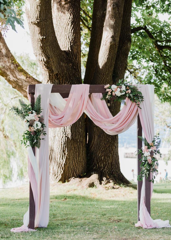 5 Ways to Decorate Your Wedding Arch