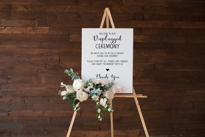 How to Let Your Guests Know You’re Having an Unplugged Wedding