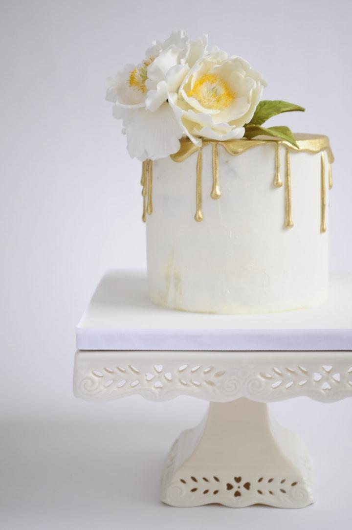 7 Metallic Wedding Cake Ideas We’re Totally Obsessed With