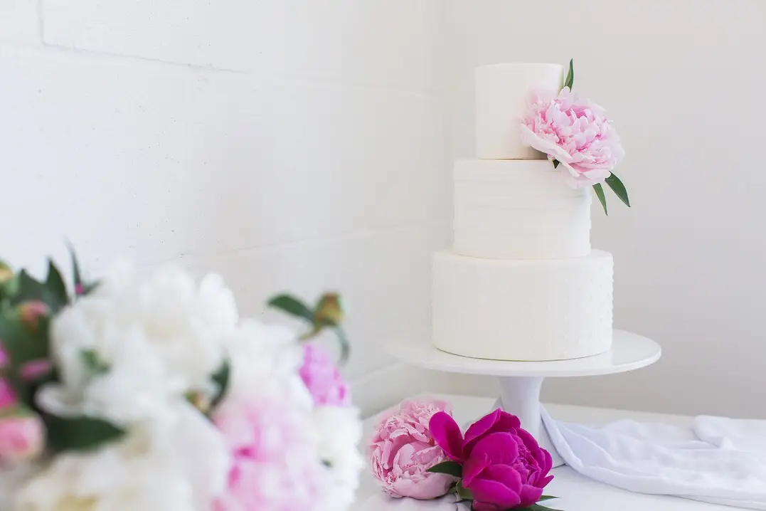 16 Simple Wedding Cakes We're Absolutely Obsessed With