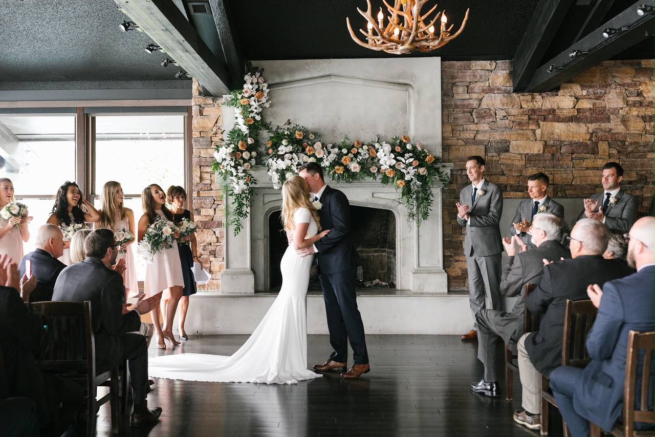 15 Fireplace Wedding Decor Ideas We're Absolutely Obsessed With