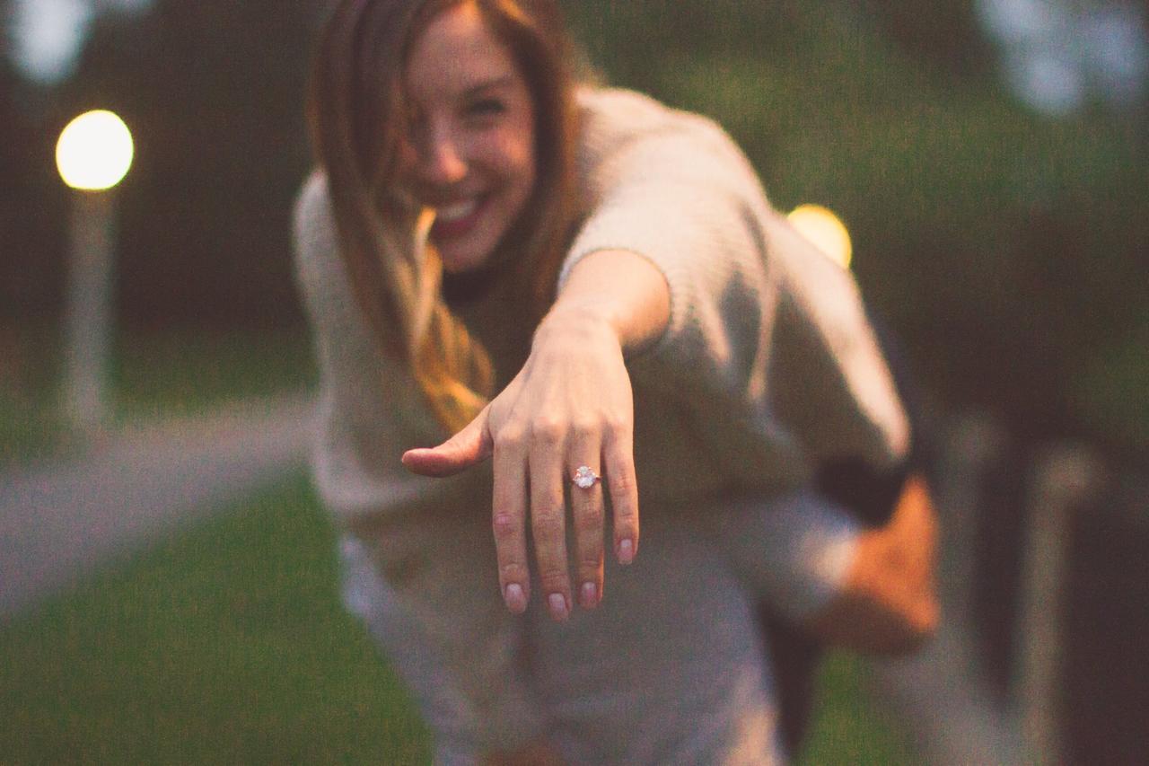 Pose showing your engagement ring ❤️ #engagementring #ring #couplepose #pose  #poses #posesforpictures #photography #photo | Instagram
