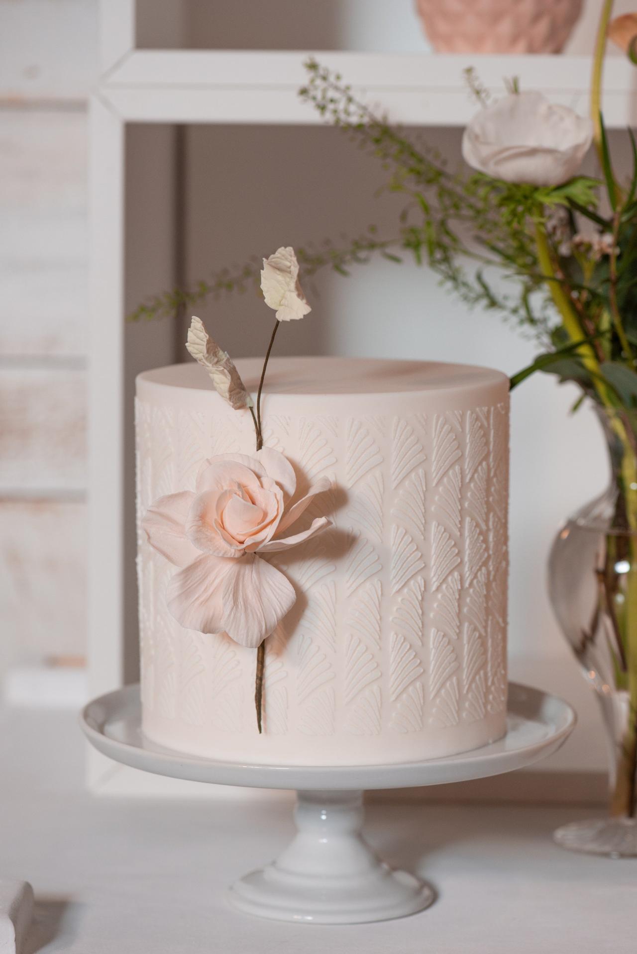 Simple budget wedding cake ideas | Easy Weddings