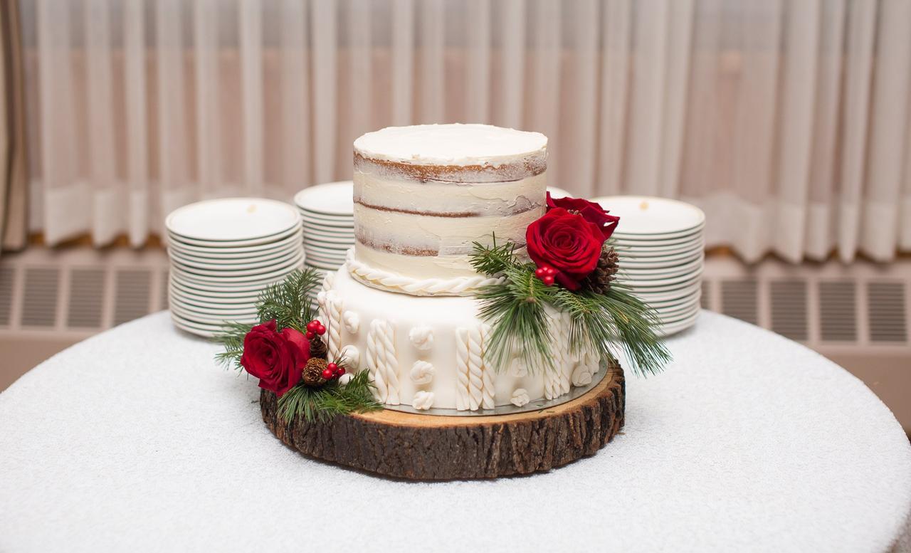 Christmas Wedding Cakes: 8 Ideas You Will Love | The Wedding Shoppe