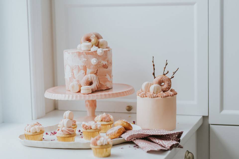 Small wedding cakes with donuts