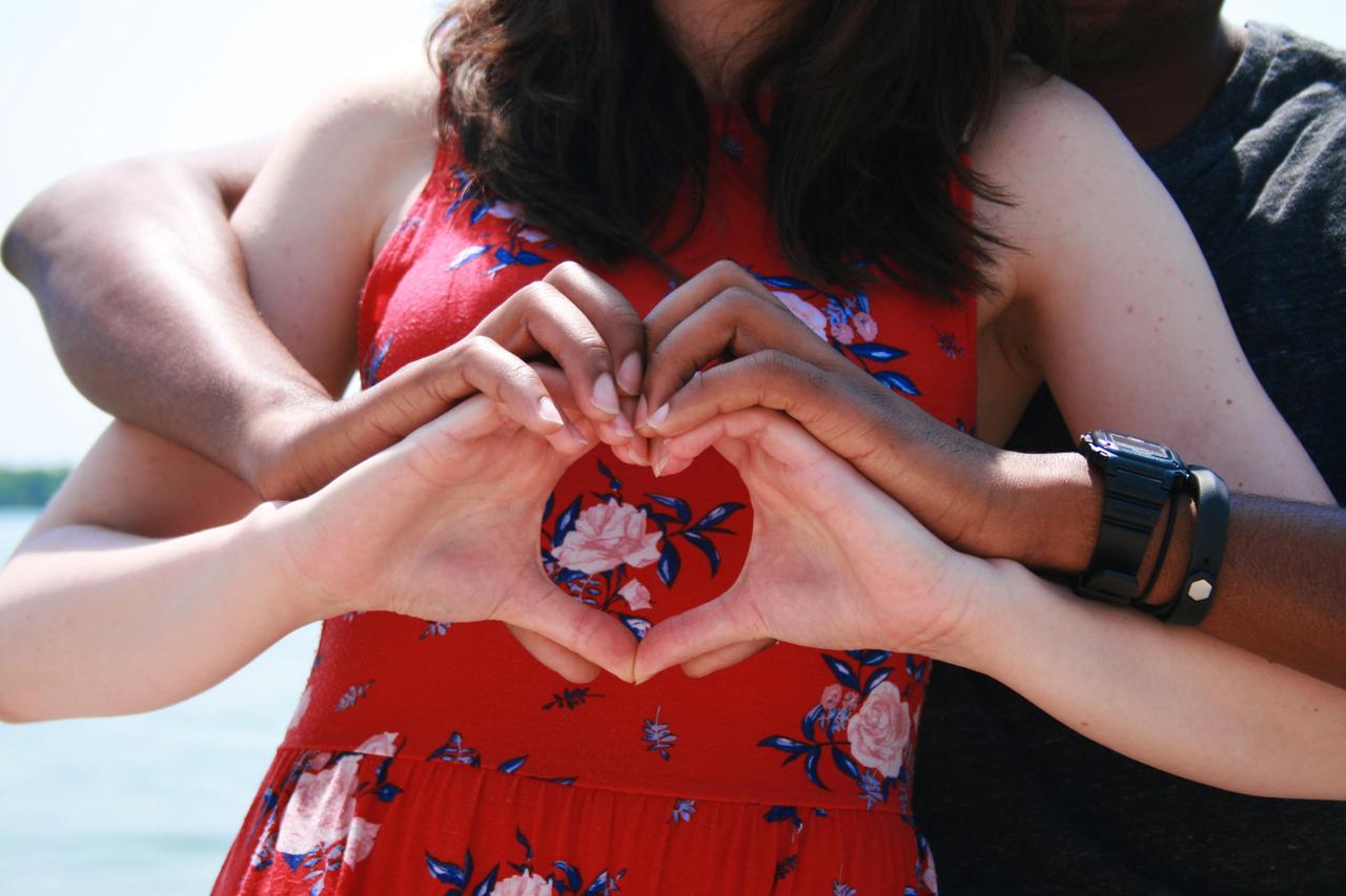 Engagement photo pose - the hand hearts