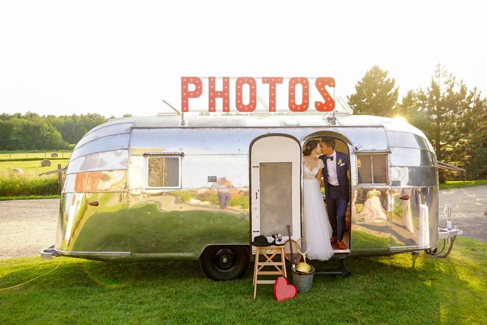 How to Create an Awesome Wedding Photobooth