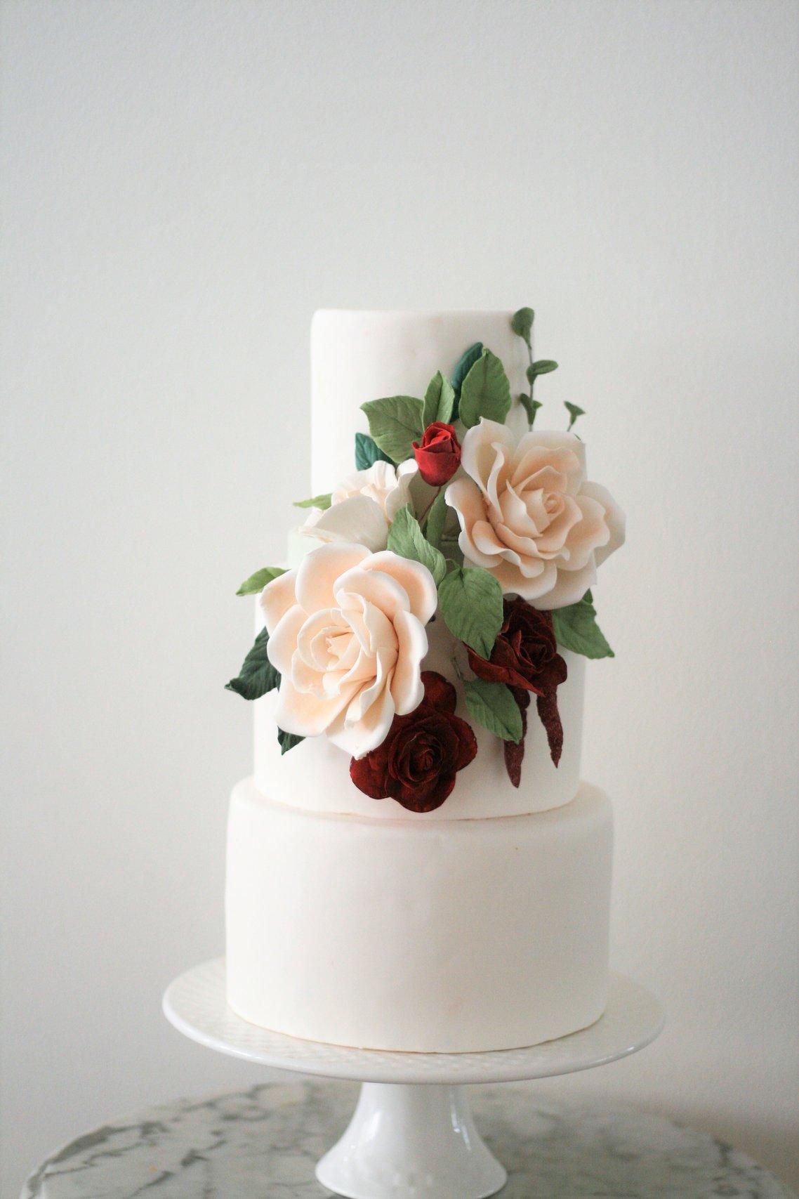 Premium Photo | Three stack simple wedding cake in banquet hall.