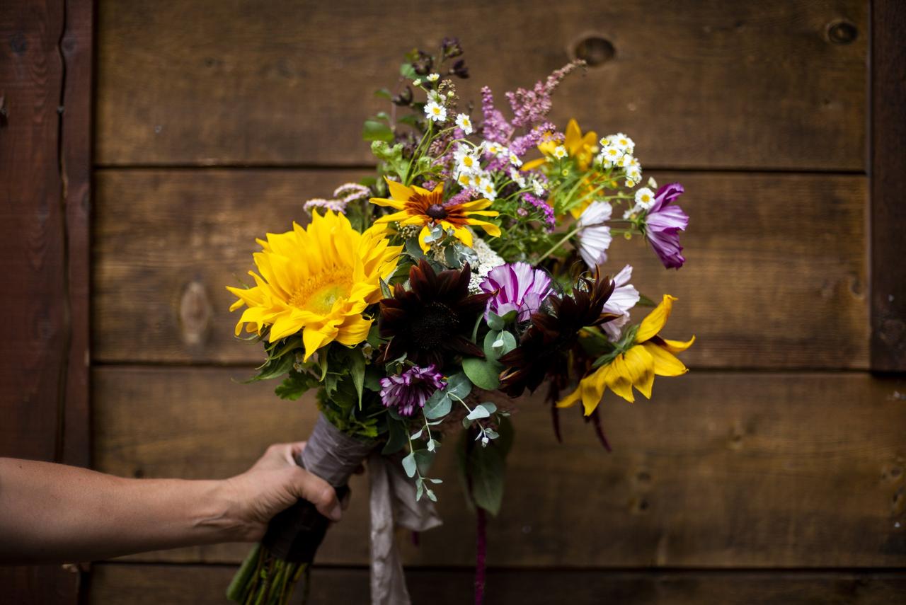 15 Wedding Bouquet Flowers & Their Meaning