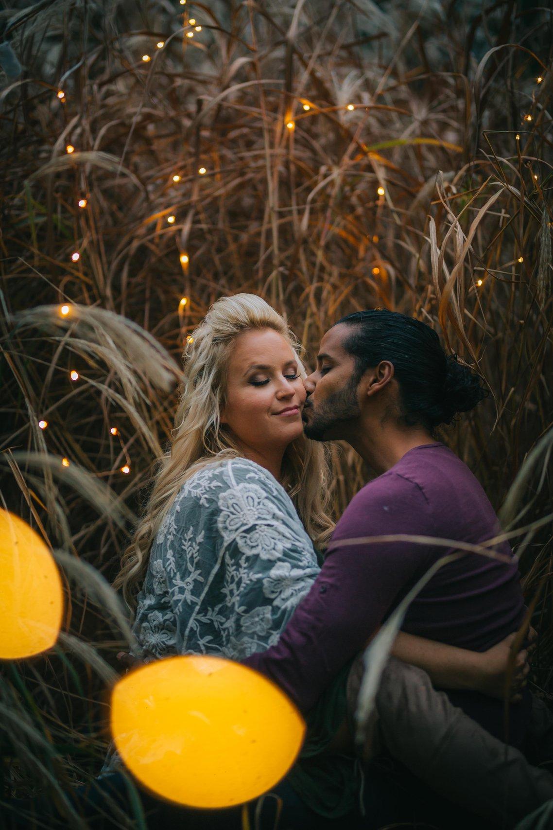 33 Adorable Fall Engagement Photo Ideas