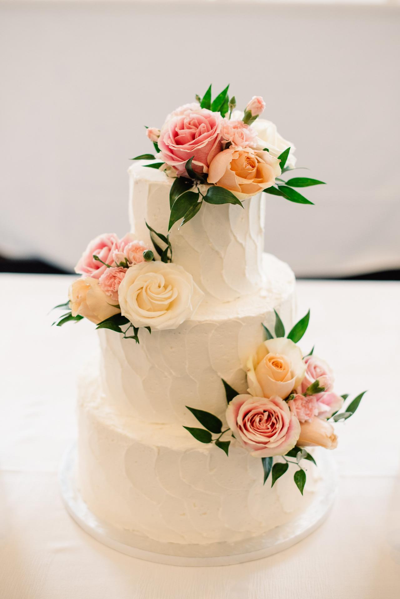 16 Simple Wedding Cakes We’re Absolutely Obsessed With