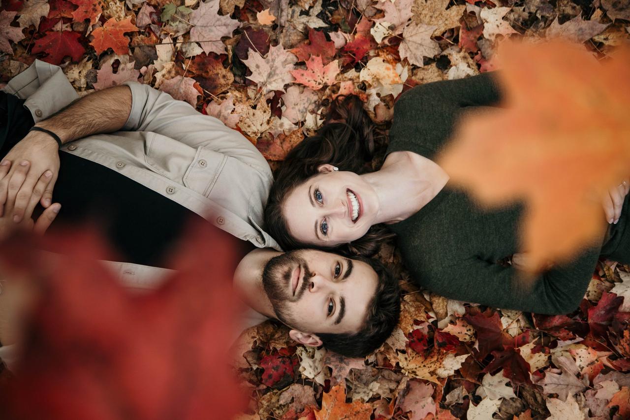 fall engagement photo ideas