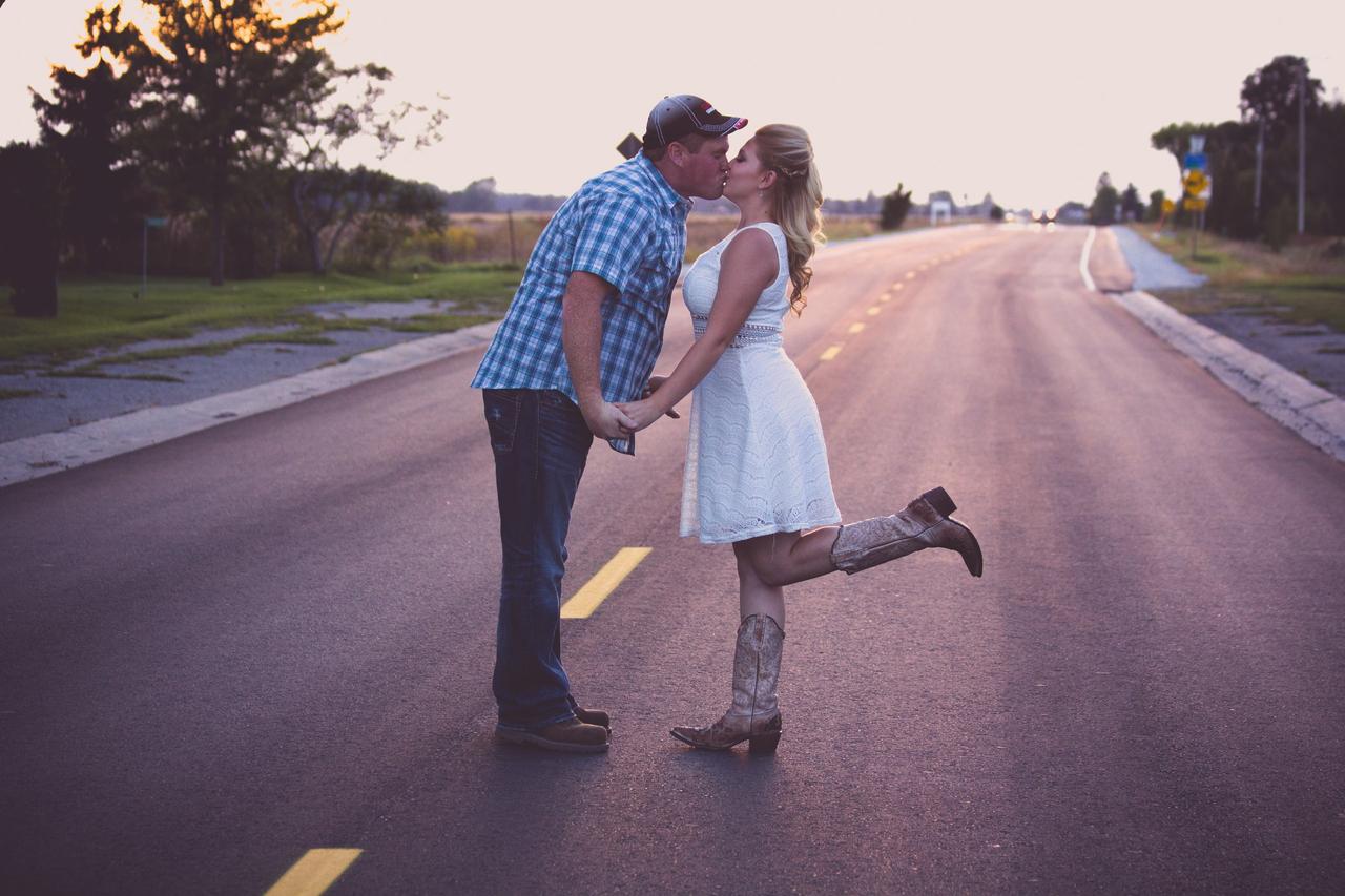 71+ Latest Outdoor Photography Poses for Couples | WeddingBazaar