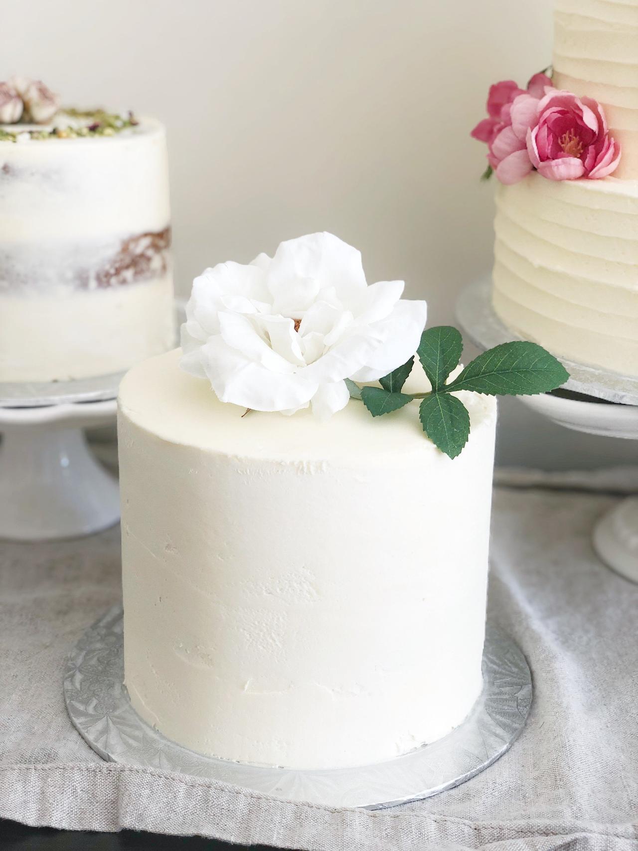 Minimalist single tier wedding cake with white icing and decoration. top  view. Generative AI 27078164 Stock Photo at Vecteezy