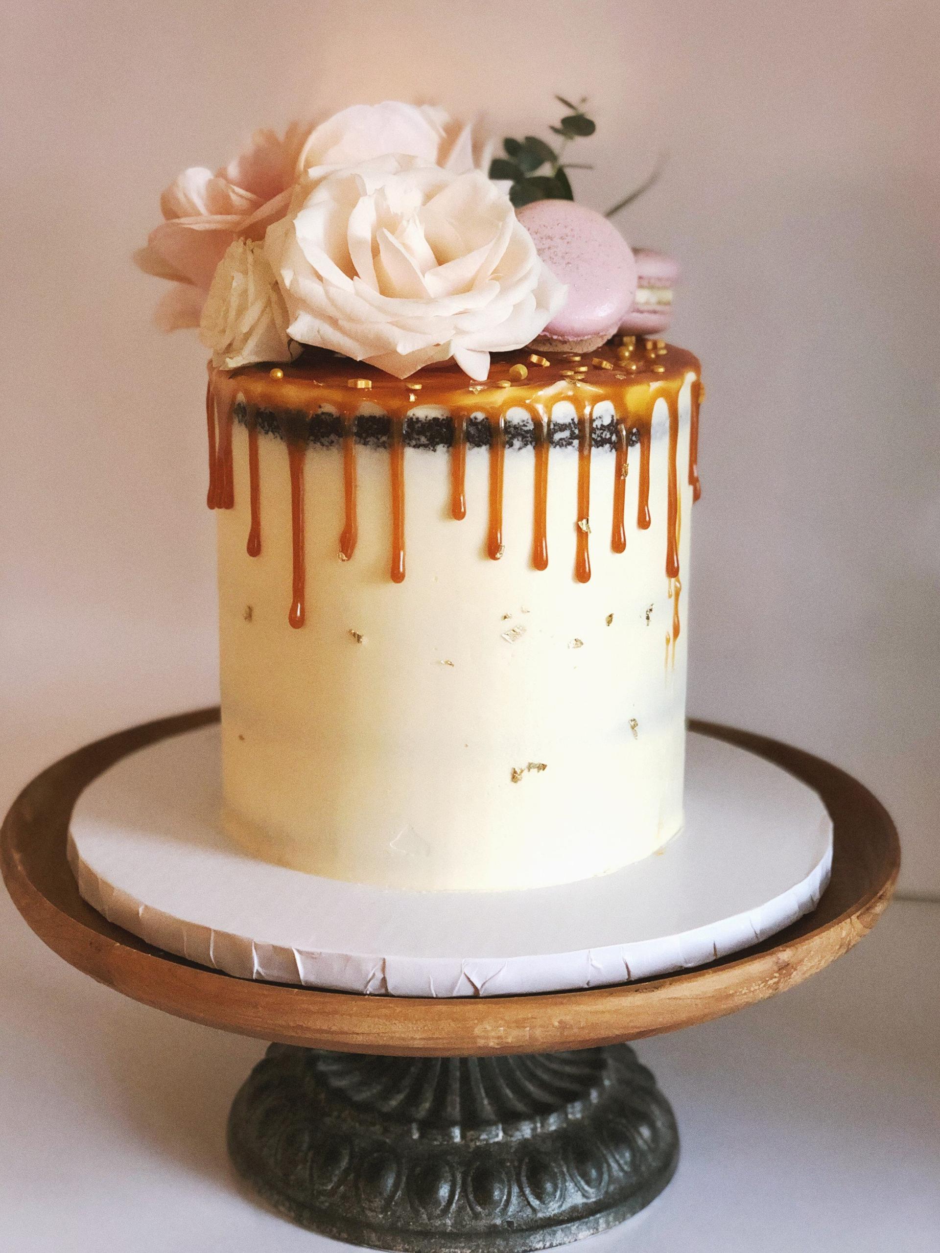 14 Drip Wedding Cake Ideas We’re Totally Obsessed With