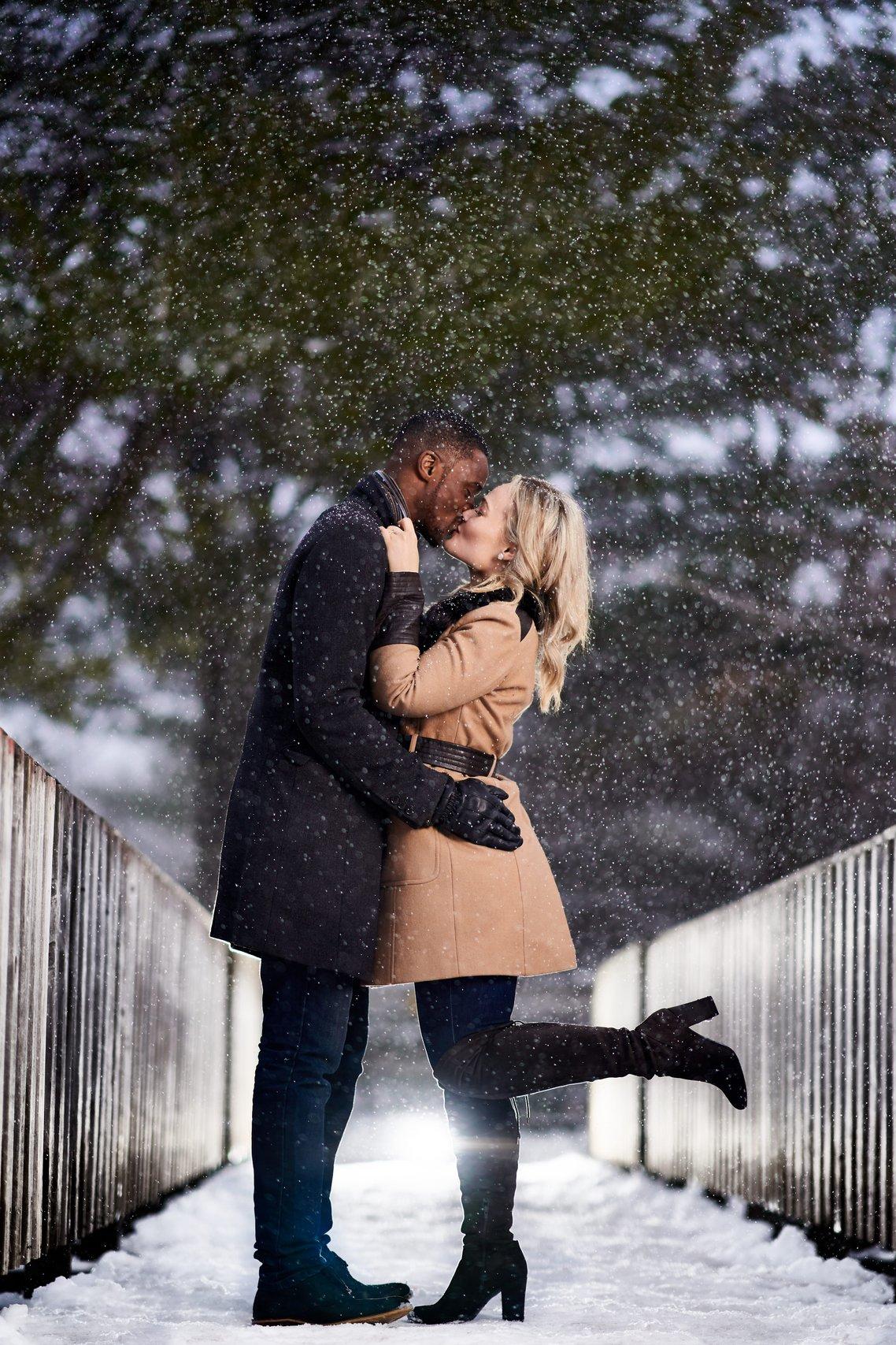 cute winter engagement photo ideas