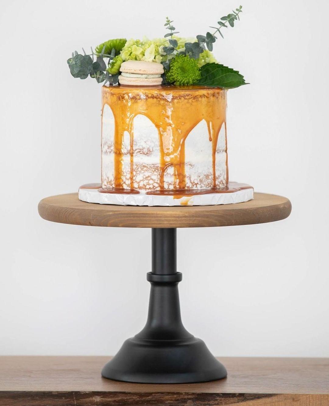 Glaze wedding cake icing