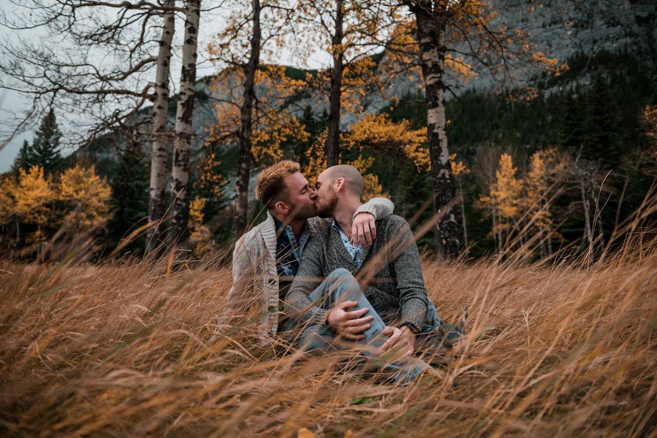 16 Photographer-Approved Tips for Taking the Most Beautiful Outdoor  Engagement Photos