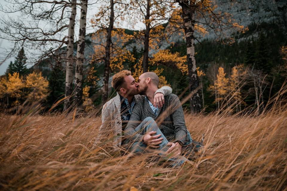 32 Adorable Fall Engagement Photo Ideas