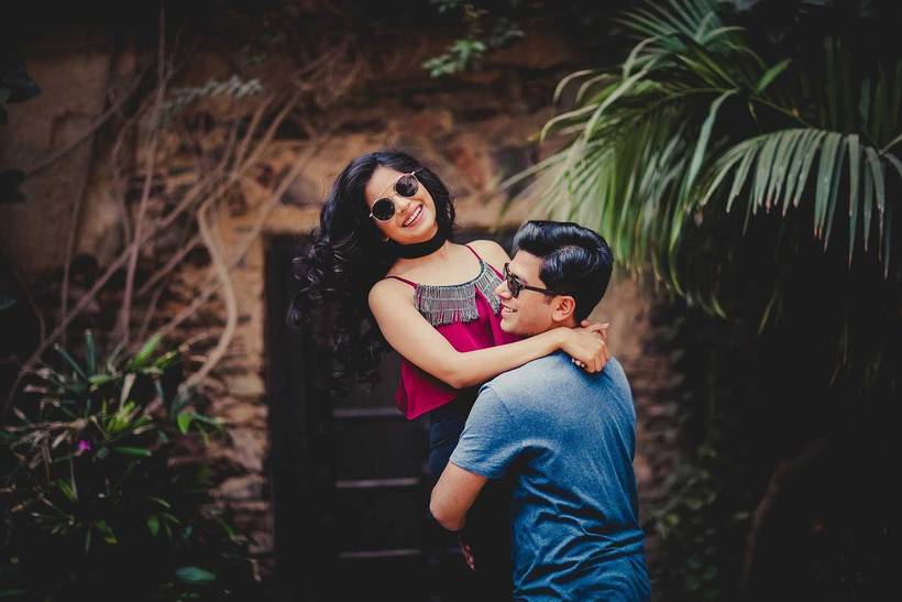 Romantic couple posing in city park hi-res stock photography and images -  Alamy