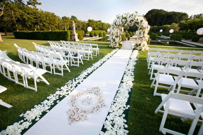 10 Unique Wedding Aisle Runner Ideas We, Do You Need An Aisle Runner For Outdoor Wedding