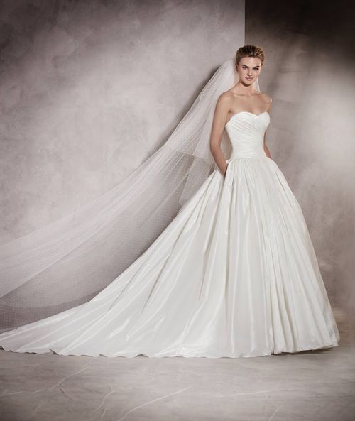 AURELIA, Pronovias