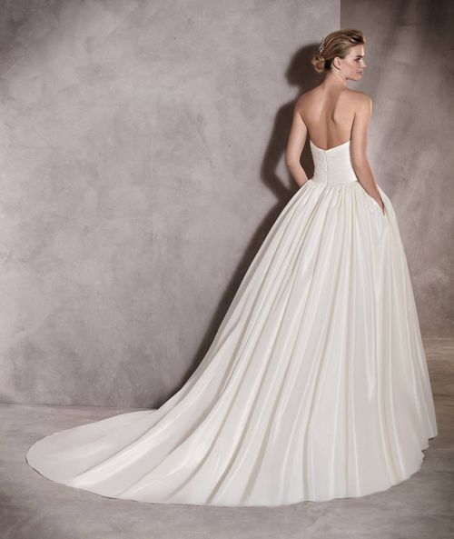 AURELIA, Pronovias