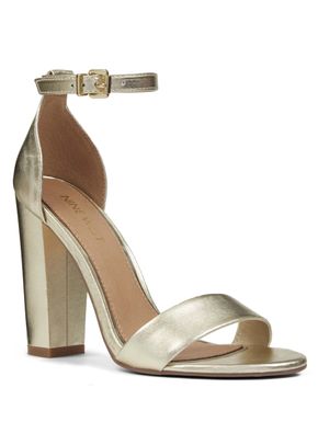 REIGN, Nine West